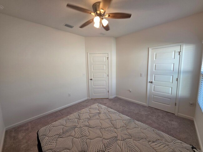 Building Photo - 3BR/2BA home with internet included