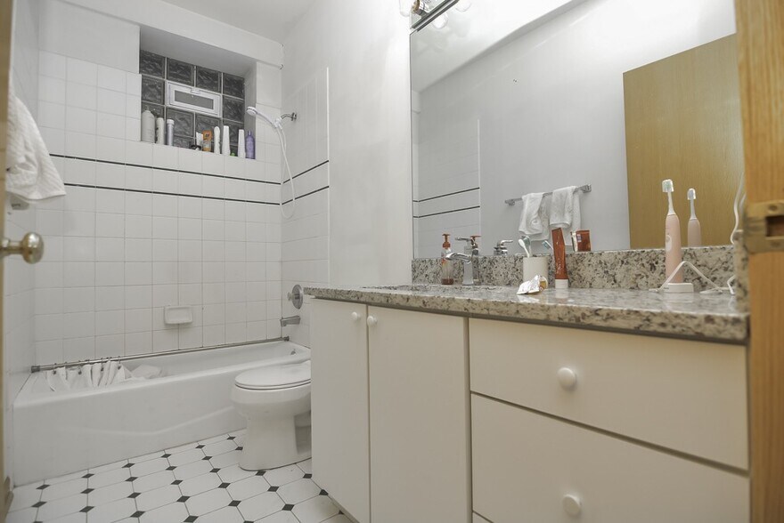 Building Photo - 3117 N Damen Ave