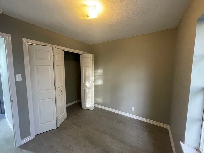 Building Photo - 705 Bustamante St