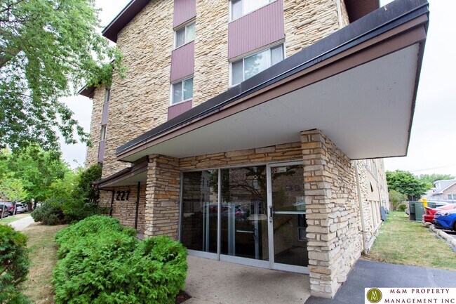 Interior Photo - 227 Des Plaines Ave