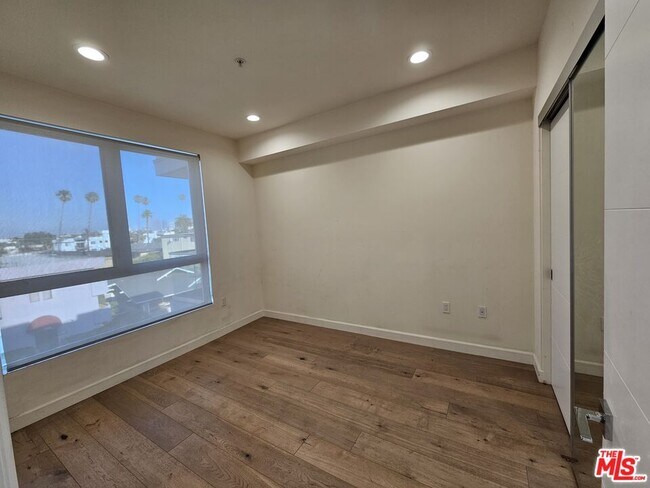 Building Photo - 105 S Mariposa Ave