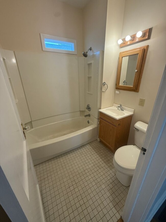 Building Photo - 2 Bed 1 Bath