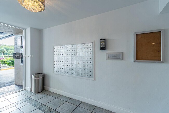 Building Photo - 2821 N Miami Beach Blvd