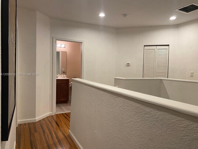 Building Photo - 657 SE 31st Ave