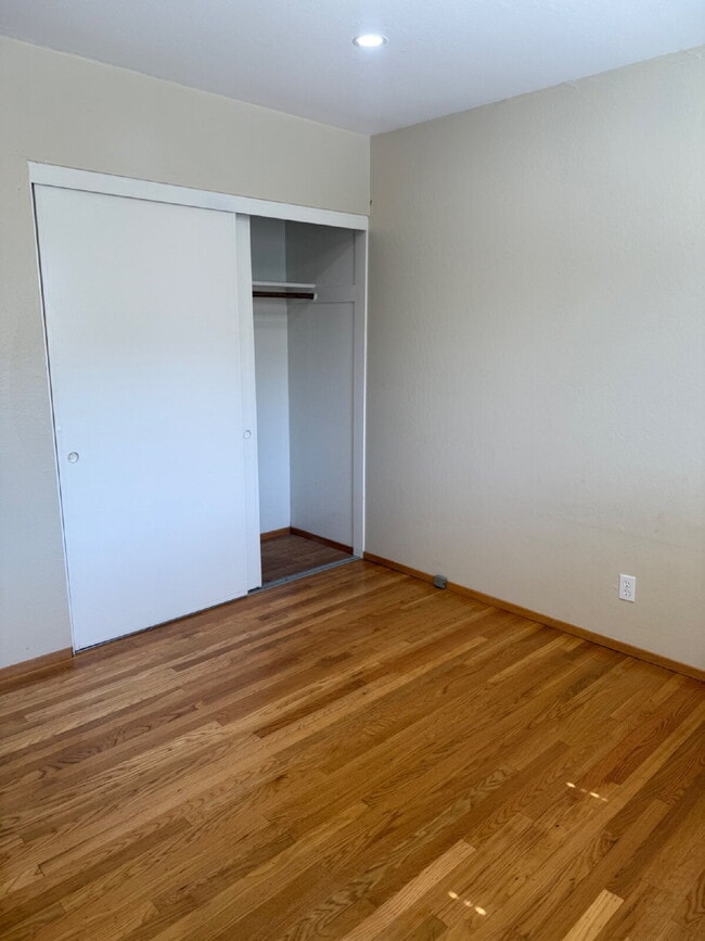 Building Photo - Charming 4 bedrooms and 2 full bathrooms L...
