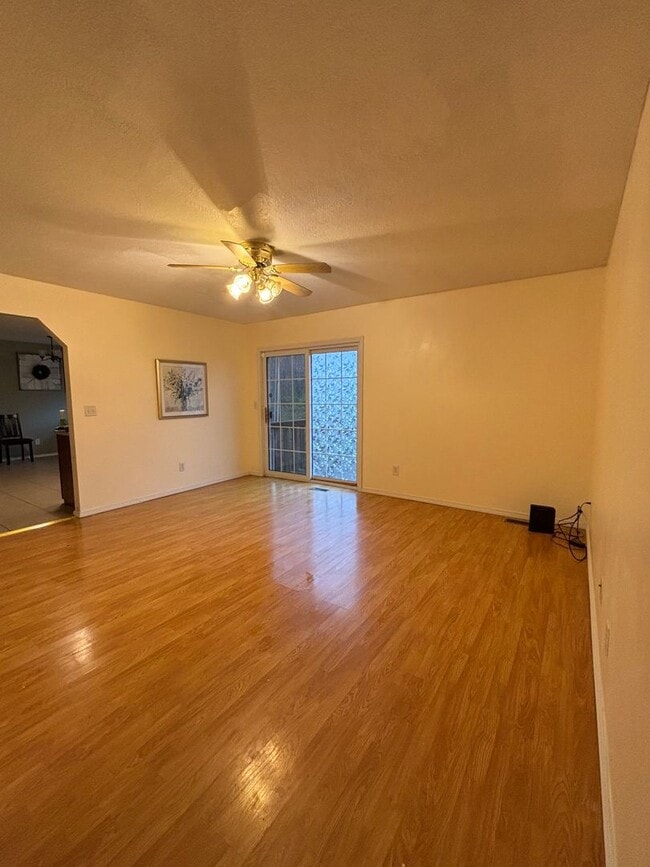 Building Photo - 4Bedroom,/2 Bath Home close to base