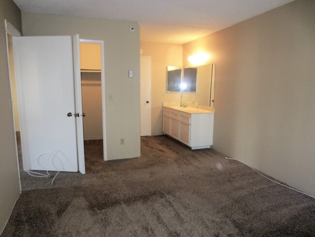 Building Photo - **Half off first month's rent** Spacious 1 bedroom overlooking pool and spa in La Mesa!