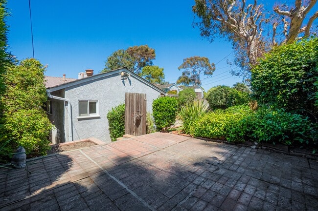 Building Photo - 4020 Vía Picaposte