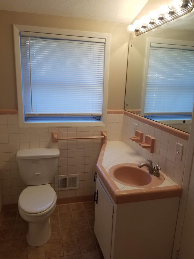 Building Photo - Charming 3BD/2BA Two-Story Home with Pictu...