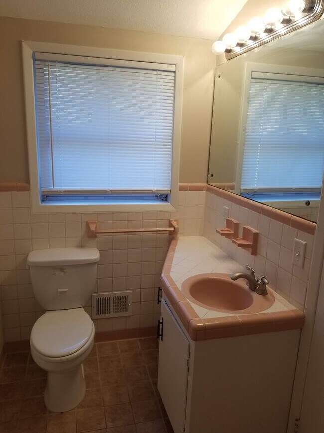 Building Photo - Charming 3BD/2BA Two-Story Home with Picturesque Pond Views in Lakeland