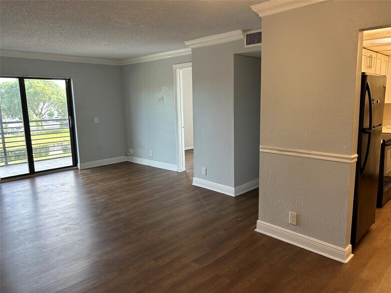 Building Photo - 3700 N Pine Island Rd