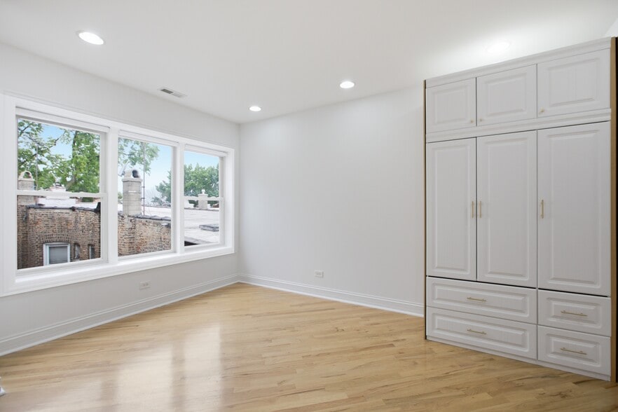 Building Photo - 2619 N Harding Ave
