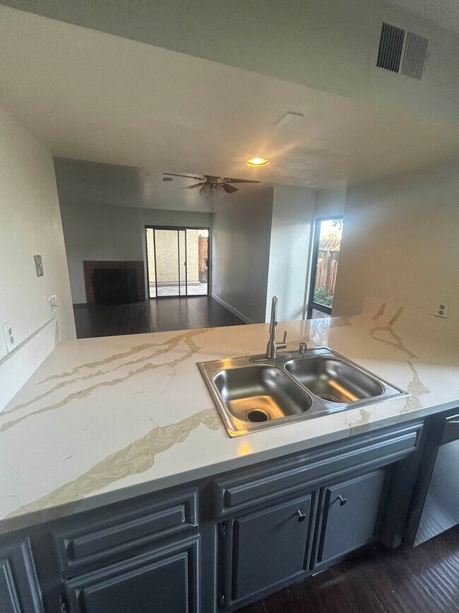 Building Photo - Beautiful Condo For Rent