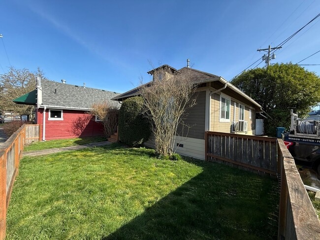 Building Photo - 3 Bed 1.5 Bath Pet Friendly Home in Monroe