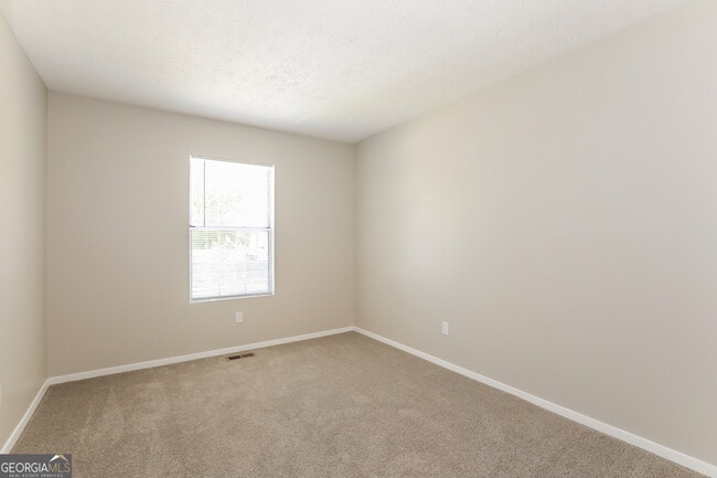Building Photo - 3020 Linden Dr