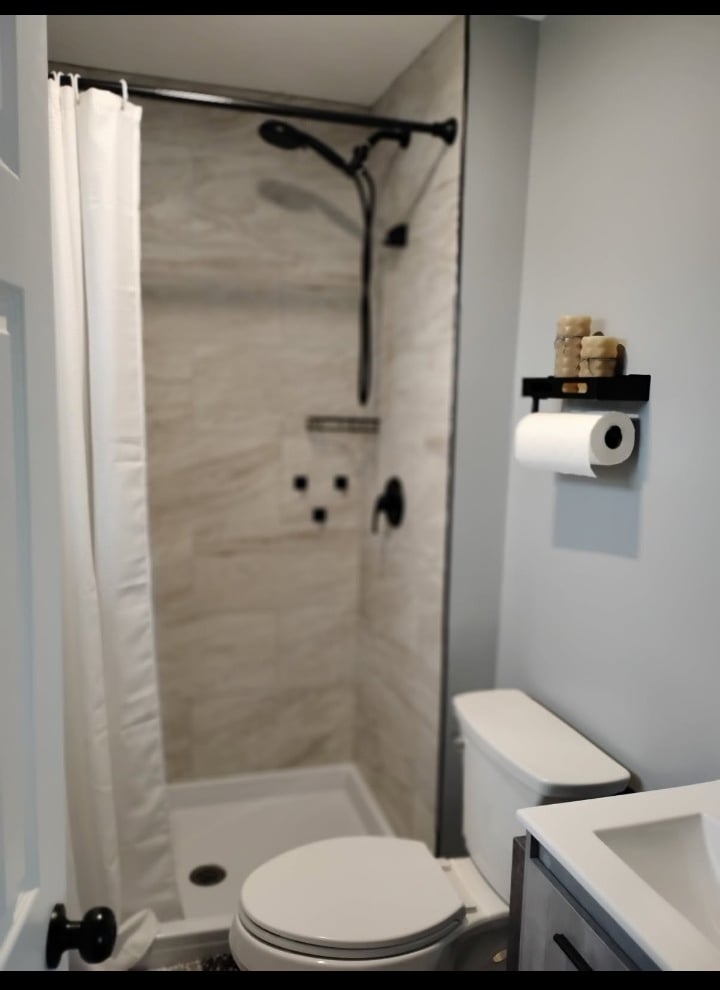 Main bedroom's bathroom - 743 Mission Ave