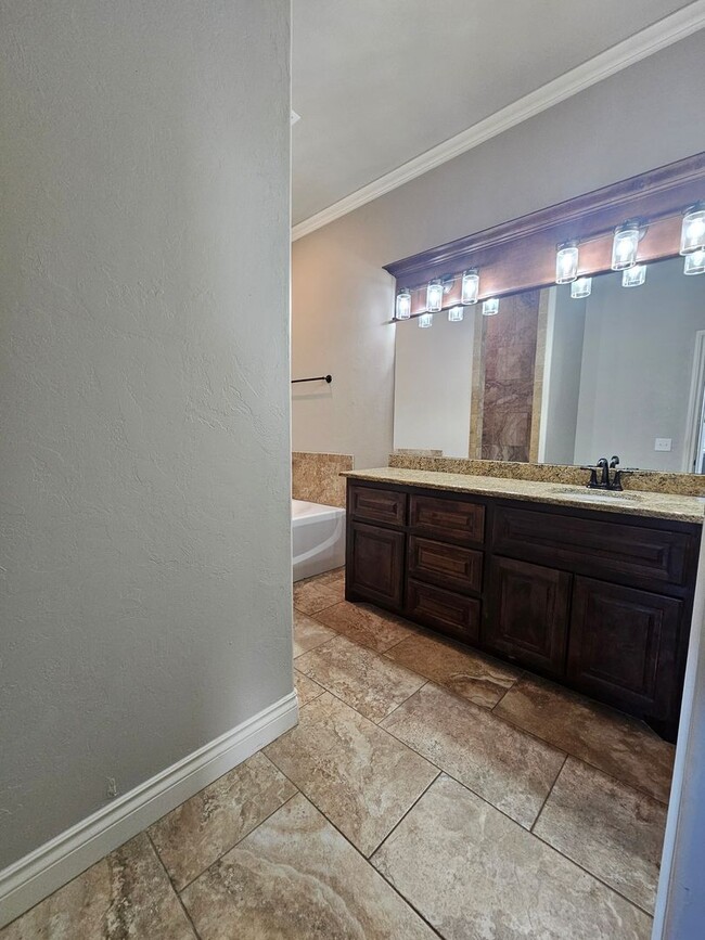 Building Photo - (2) Bed/(2.5) Bath Townhome in Gated Commu...