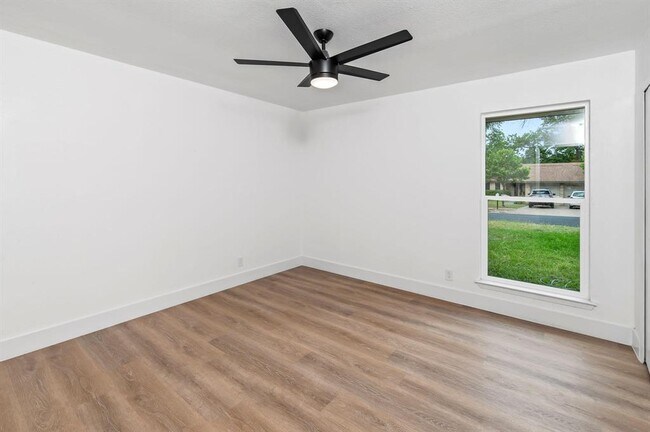 Building Photo - 10603 Cooper Hill Dr