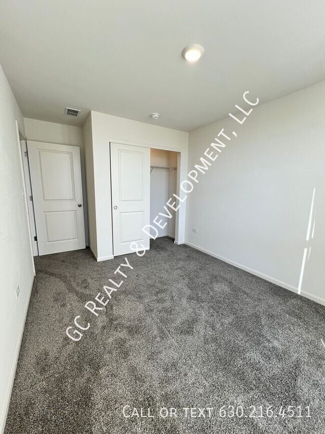 Building Photo - 2217 Parkside Dr