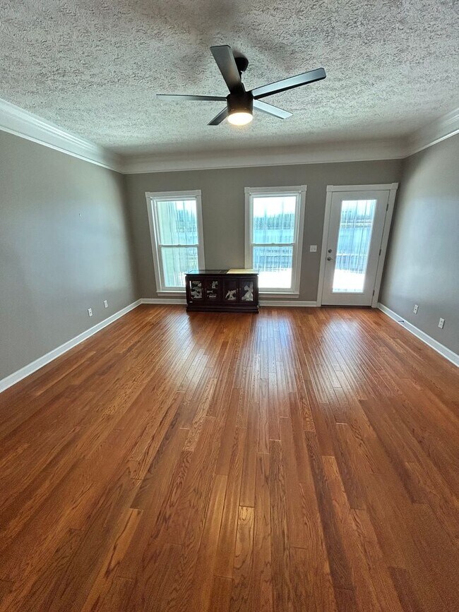 Building Photo - 2908 Country Club Dr