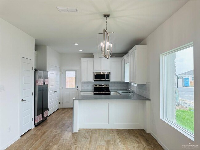 Building Photo - 10 Clarence Dr