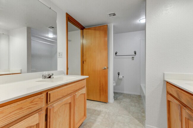 Building Photo - 1238 E Vogel Ave