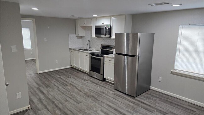 Building Photo - 2518 Gano St