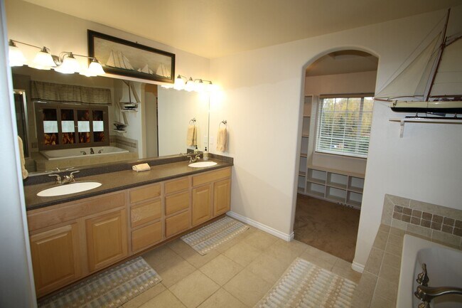 Building Photo - Lovely 4-Bedroom, 2.5-Bathroom Fully Furni...