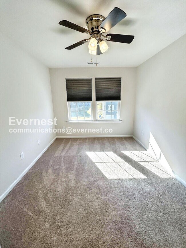 Building Photo - 4 Bed/3.5 Bath Townhome with Garage / Pet-...