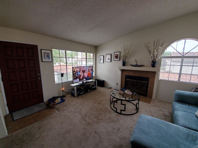 Building Photo - Beautiful 2BD/2BA Townhome in the Heart of University City - 2 Car Garage - Washer/Dryer - Quiet ...