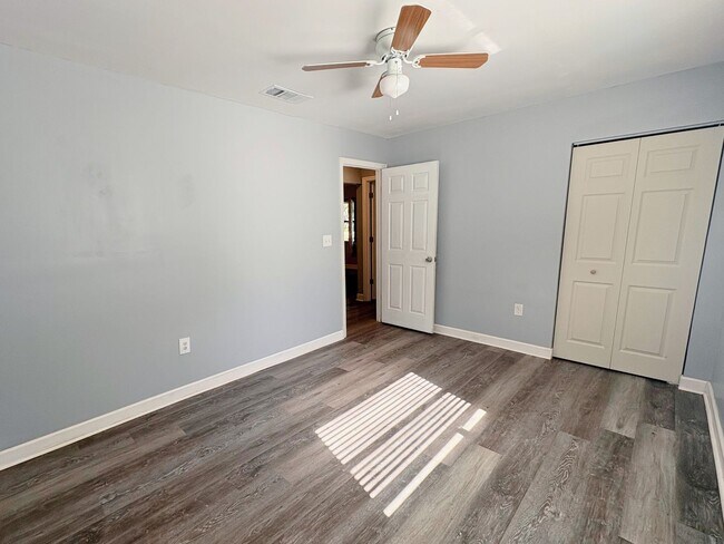 Building Photo - 427 6th Ave NE