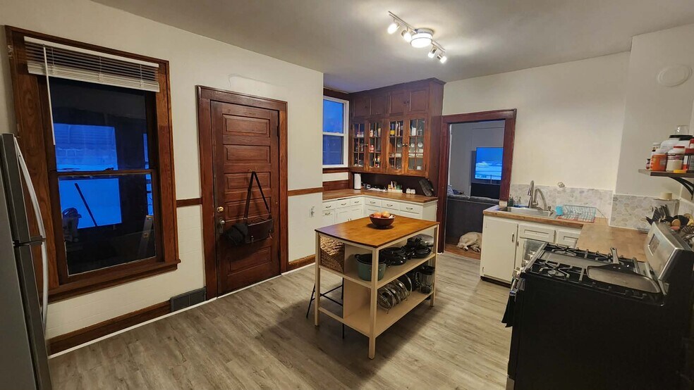 Building Photo - 912 4th St NE