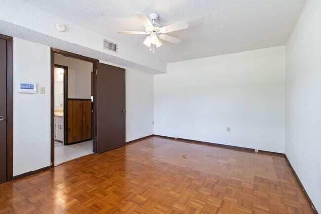 Building Photo - 2676 Woodcrest Dr