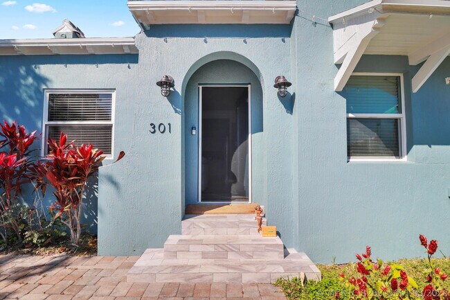 Building Photo - 301 Hawthorne Dr