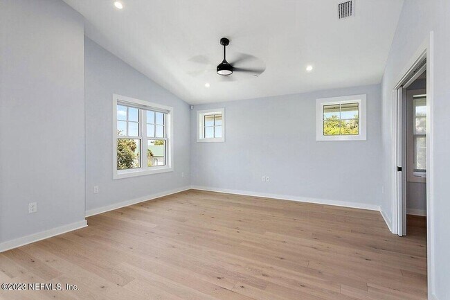 Building Photo - Fantastic opportunity to live in the heart...