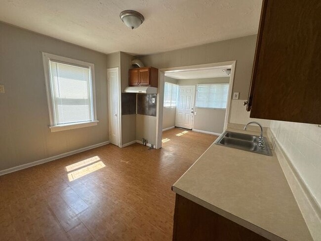 Building Photo - Roomy 4 Bed/1 Bath