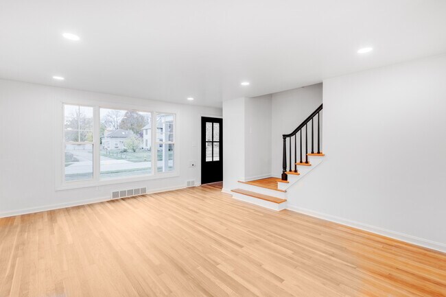 Building Photo - 148 Roselawn Ave NE