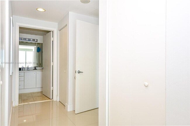 Building Photo - 2475 Brickell Ave