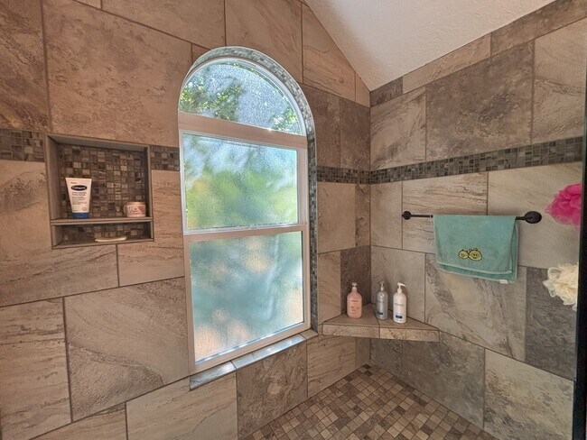 Building Photo - 17927 Ridge Lake Dr