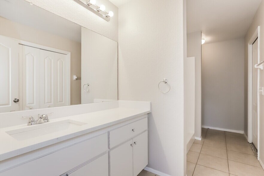 Building Photo - 2324 Sunset Point Dr