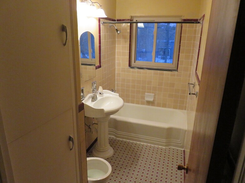 Bathroom - 411 Roosevelt Ave