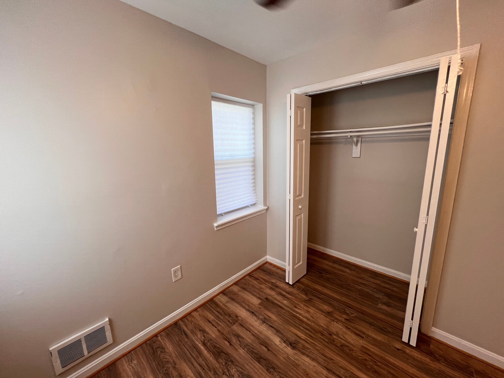 Bedroom 2/Den - 525 W Mosher St
