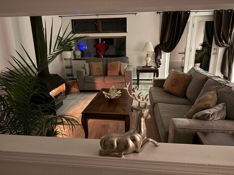 Building Photo - 1053 Danby Rd