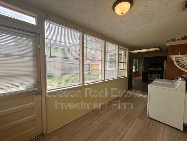 Building Photo - 622 Columbia St