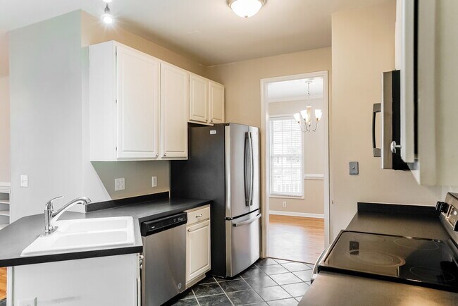 Building Photo - 512 Waterford Dr