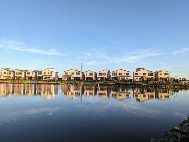 Building Photo - Luxury living at One Lake Community