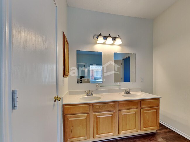 Building Photo - 7701 Longbow Ln