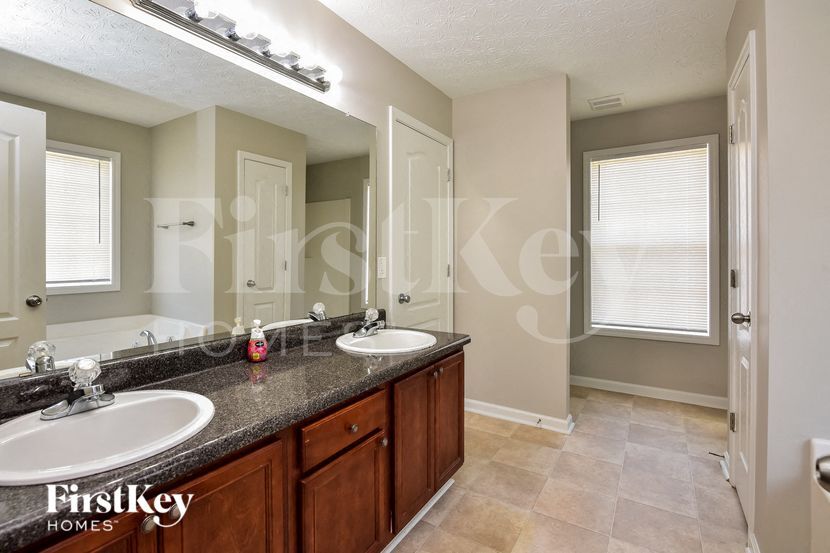 Building Photo - 205 Trelawney Ln