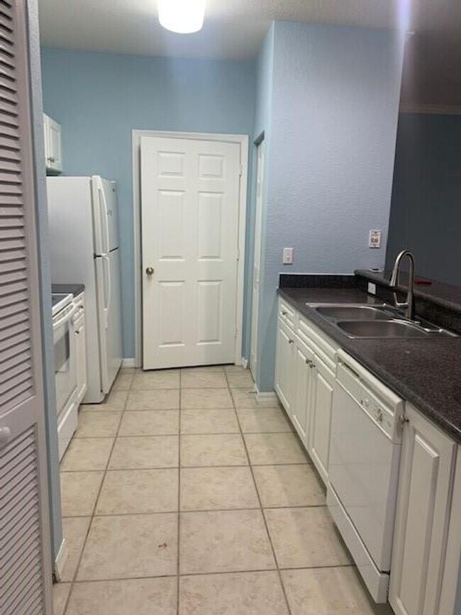 Building Photo - Palm Estates 2 Bedroom 2 Bath Condo w/Attached garage