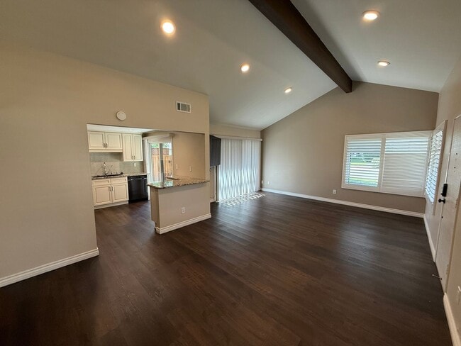 Building Photo - Spacious 3-Bed, 2-Bath End-Unit Townhome w...